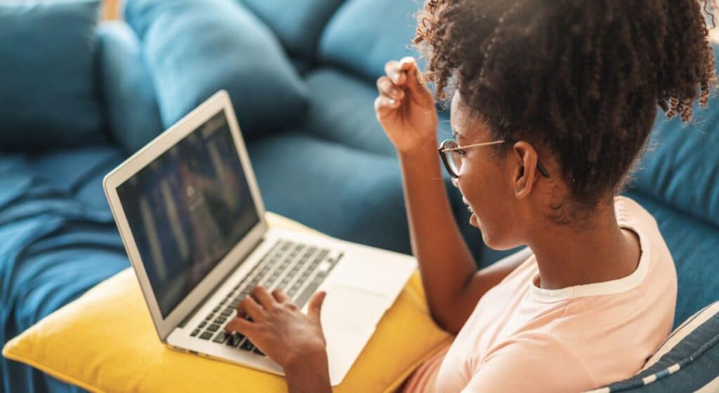 estudante de faculdade ead no sofá com mais flexibilidade para estudar
