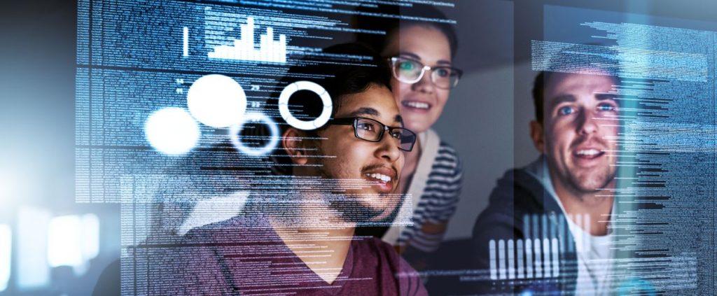 estudantes em frente ao computador vendo habilidades digitais