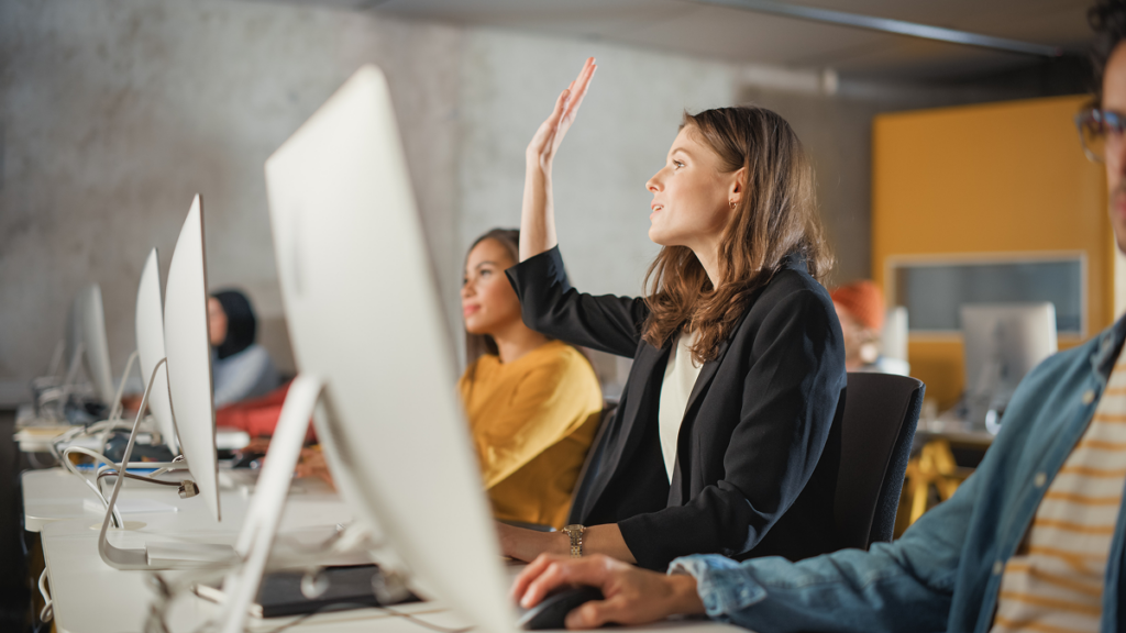Estudante levantando a mão para falar com o professor. ead engenharia elétrica. 