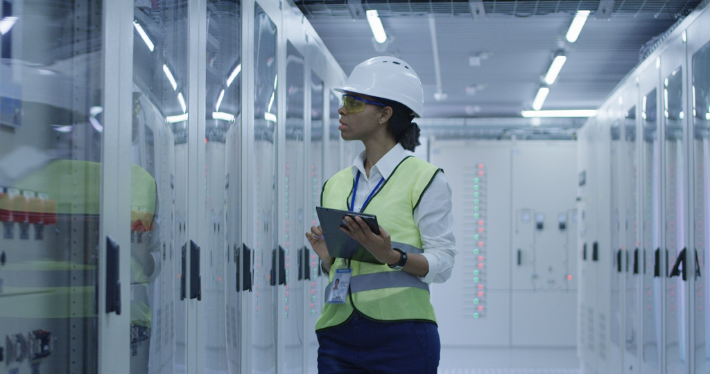 engenheira trabalhando. ead engenharia elétrica.