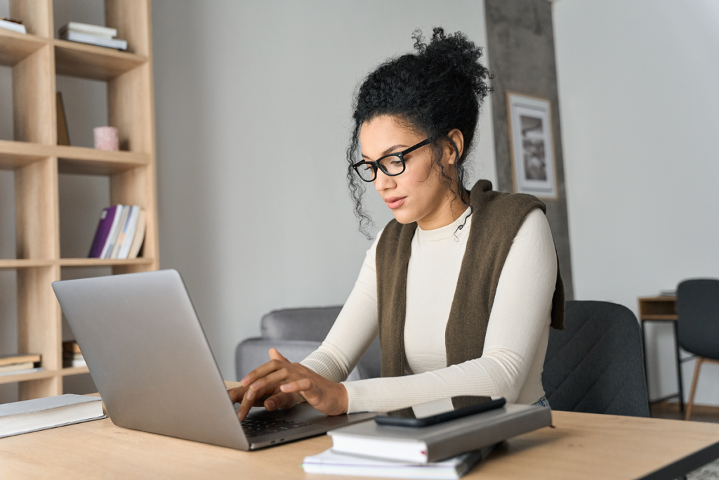 Mulher estudando no computador. ead engenharia elétrica.