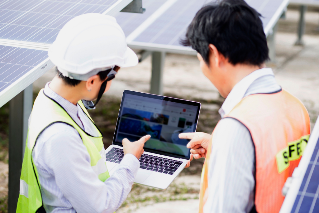 Engenheiros trabalhando com placas solares. ead engenharia elétrica.