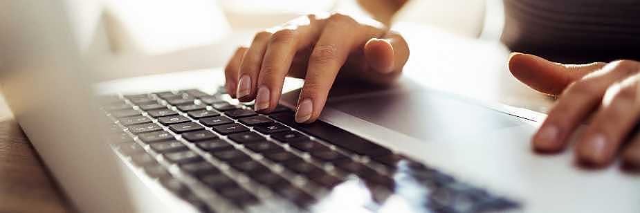 teclado de computador representando pessoa fazendo currículo online