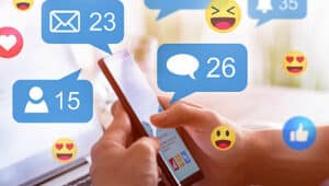 emojis e computador representando mídias sociais