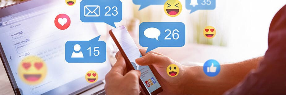emojis e computador representando mídias sociais