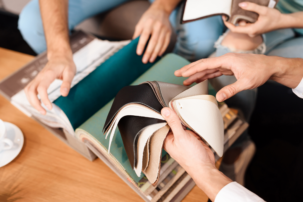 Pessoas olhando amostras de tecido. ead design de interiores