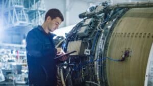 Engenheiro Mecânico fazendo inspeção em turbina de aeronave
