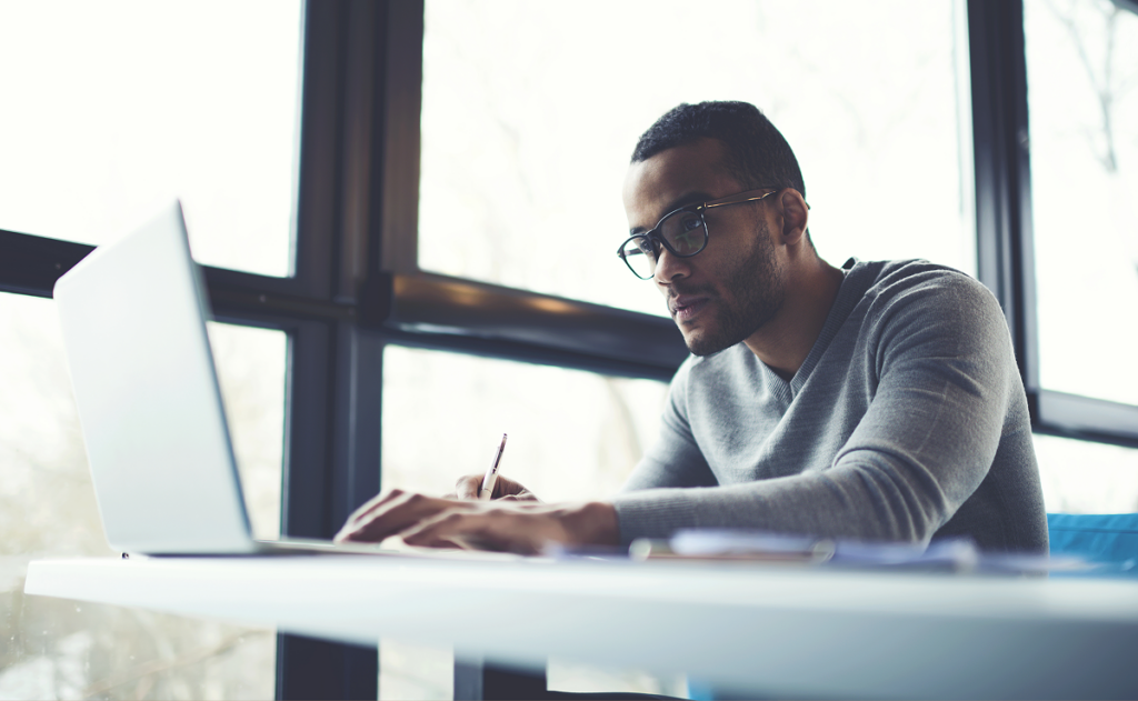Homem estudando no computador. Ead gestão comercial.