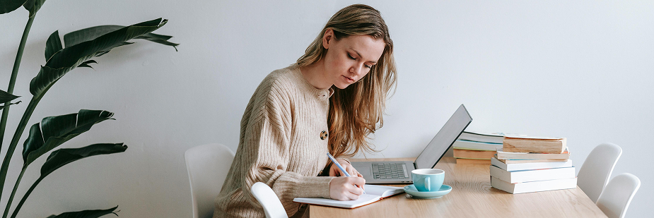 Mulher estudando ead gestão comercial.
