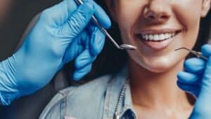 dentista analisando dentes de uma mulher