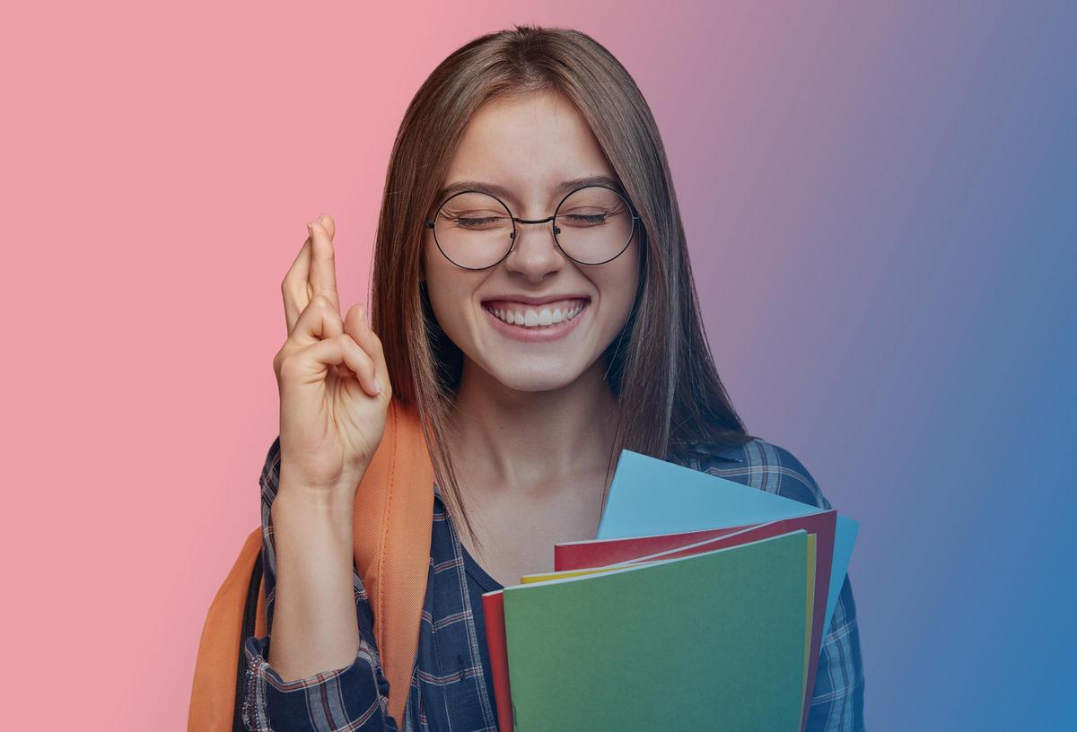 Estudantes se preparando para o ENEM 2023 em ambiente de estudo intenso.