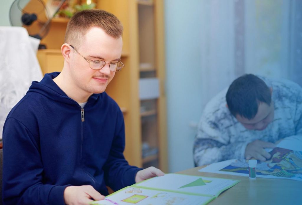 Foto realista de alunos com deficiência se preparando para o ENEM no Brasil.