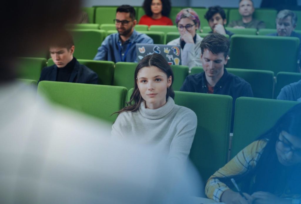 Pós-graduação: Estudantes engajados em discussões acadêmicas em laboratório de pesquisa.