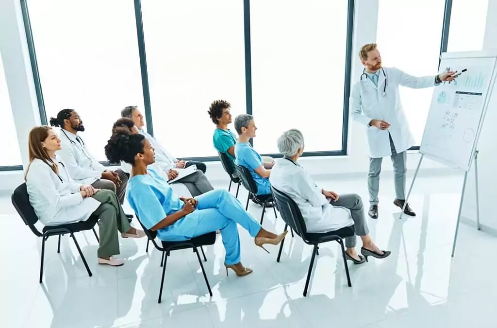 alunos estudando curso de saúde
