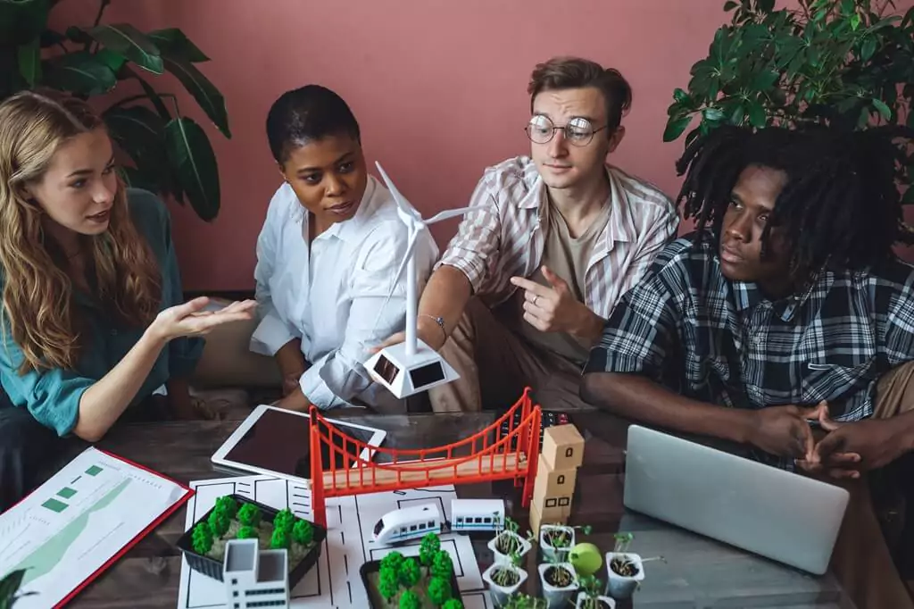 estudantes fazendo projeto sustentável com peças de maquete e mudas