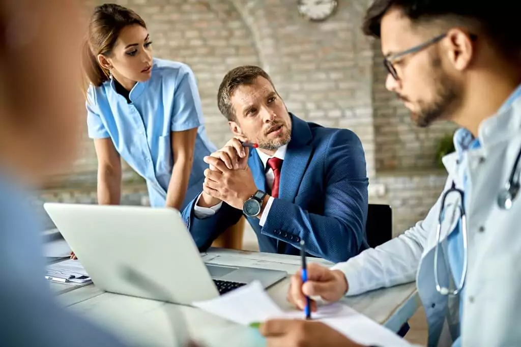 equipe de gestor e médicos em reunião