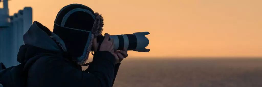 fotografo fotografando o mar desde barco