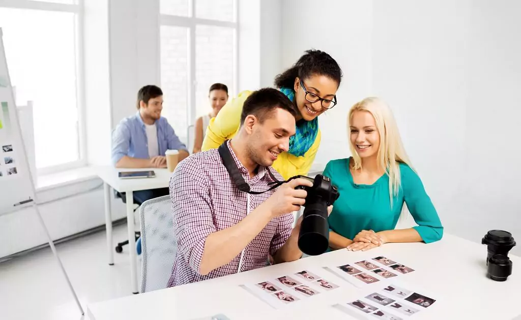 estudantes de fotografia em sala de aula