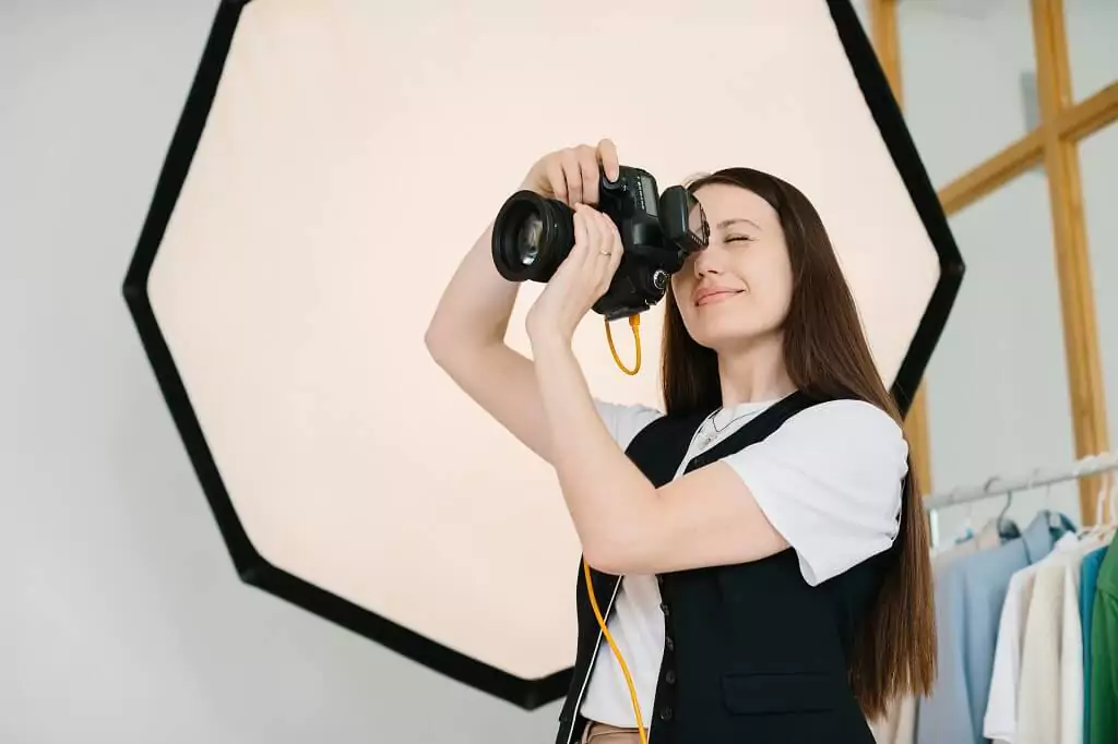 fotografa tirando foto em estúdio