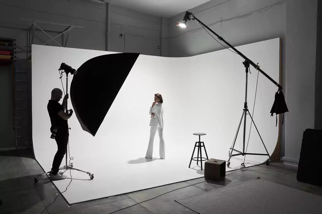 fotografo ajustando iluminacao para modelo