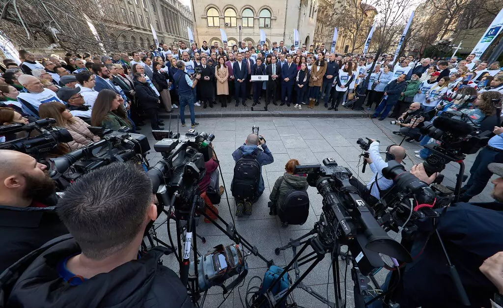 fotografos tirando fotos de politicos na rua
