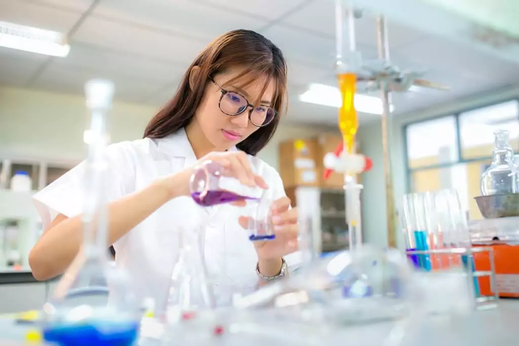 moça estudante de química em laboratório