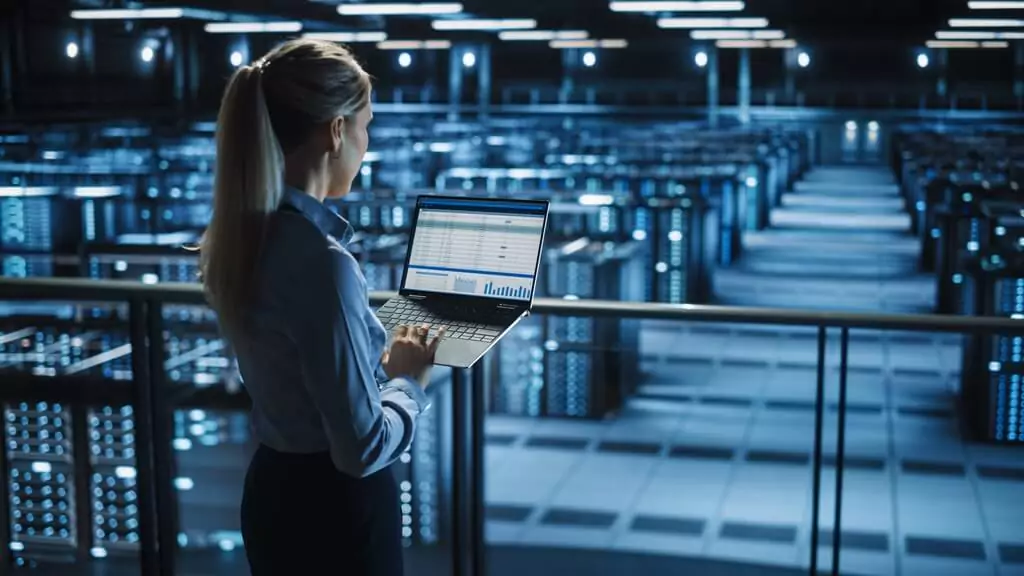 mulher checando servidores com computador