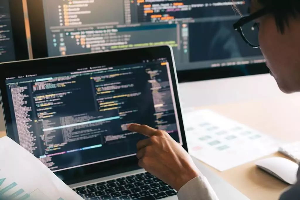 rapaz analisando dados em computador