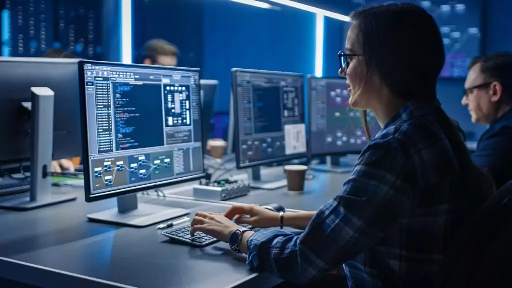 moça mexendo em programação em computador