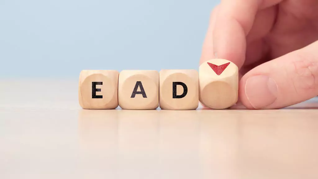 bloco de madeira com letras ead