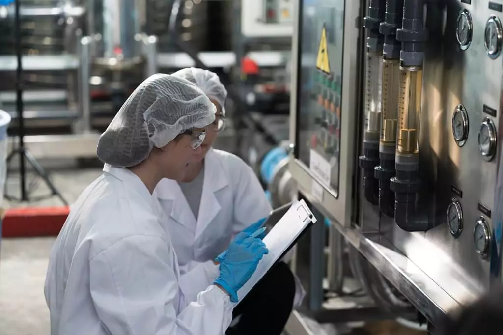 duas estudantes em fábrica