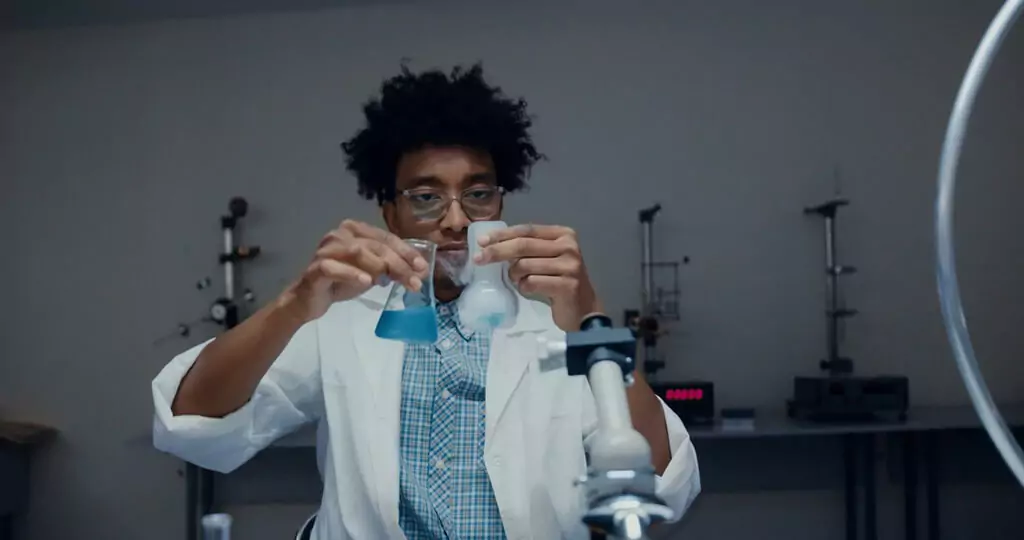 aluno fazendo experimento em laboratório