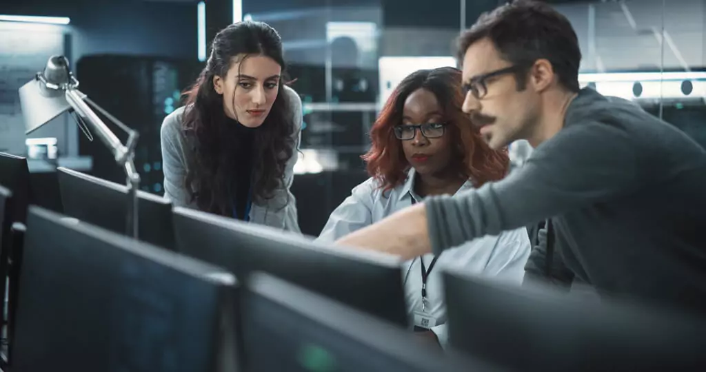 pessoas trabalhando com computador em empresa