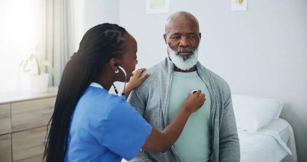 enfermeira examinando paciente idoso