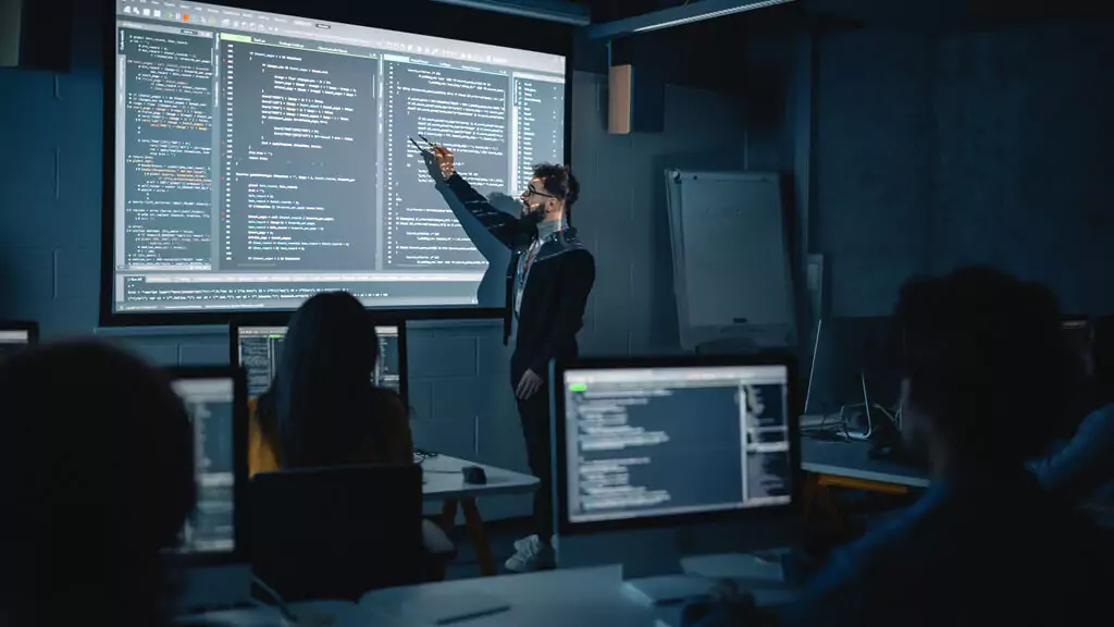 rapaz dando aula para curso de computação