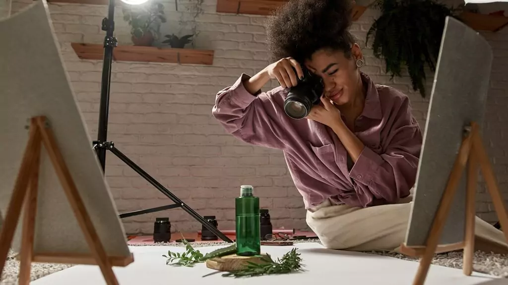 moça tirando foto de cosmético