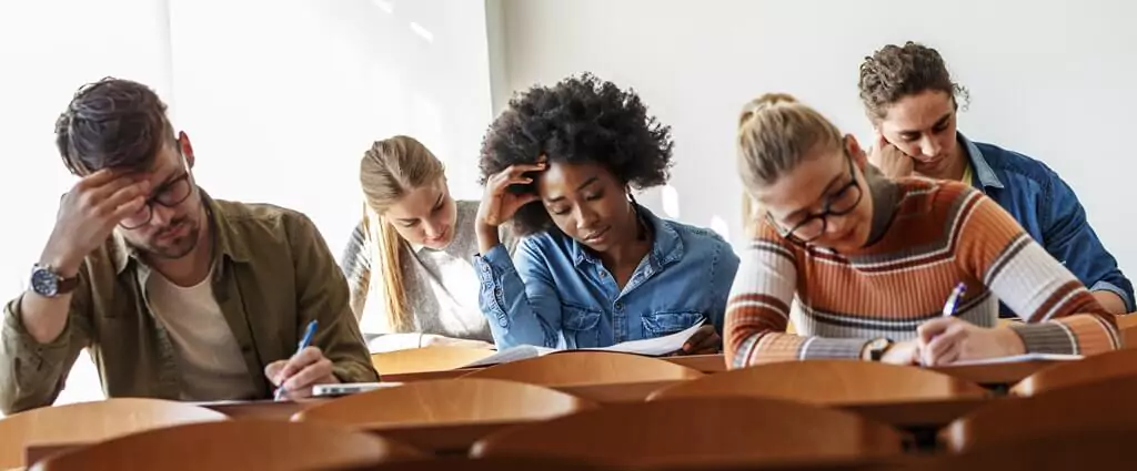 estudantes fazendo prova em sala de aula