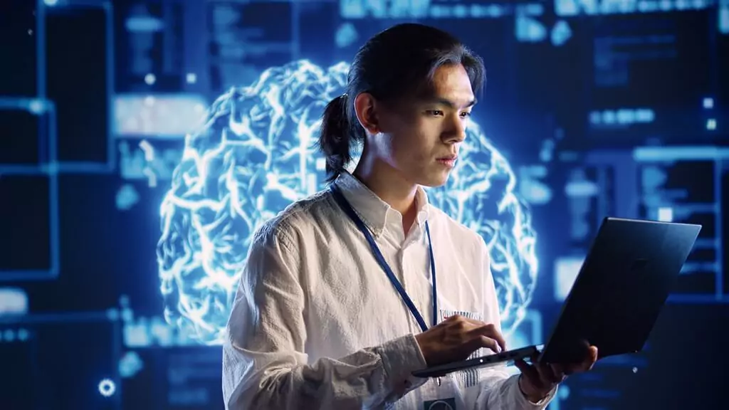 homem trabalhando com laptop em central de computadores