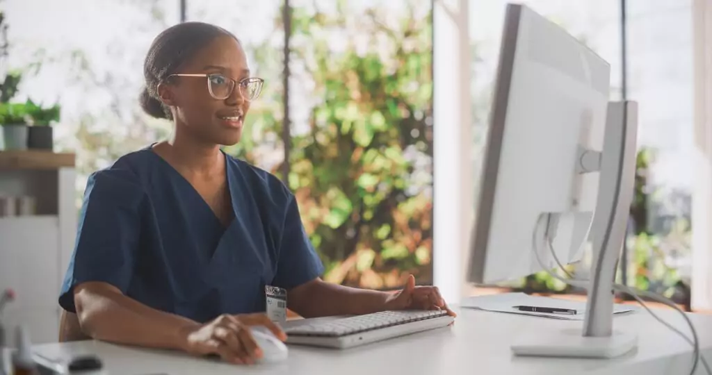 médica fazendo consulta com computador