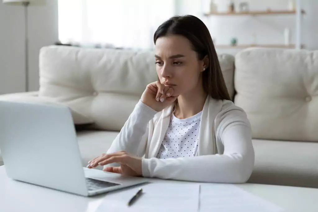 moça estudando com computador