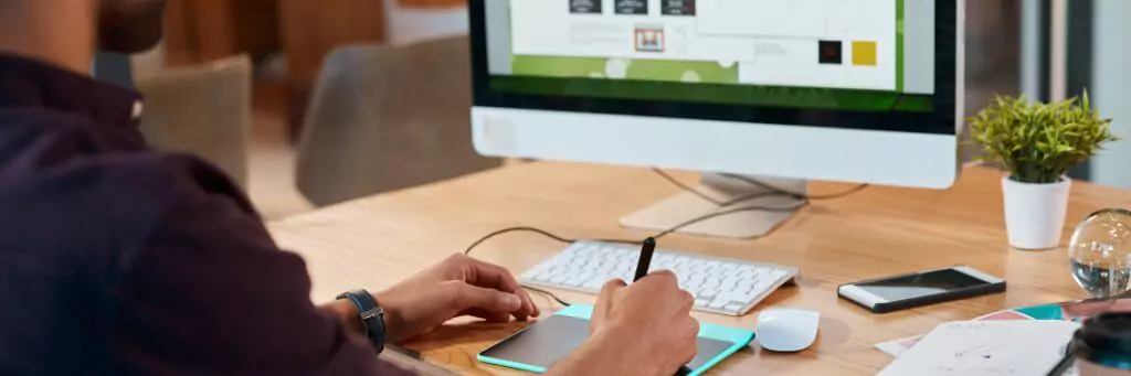 designer trabalhando com mesa digitalizadora