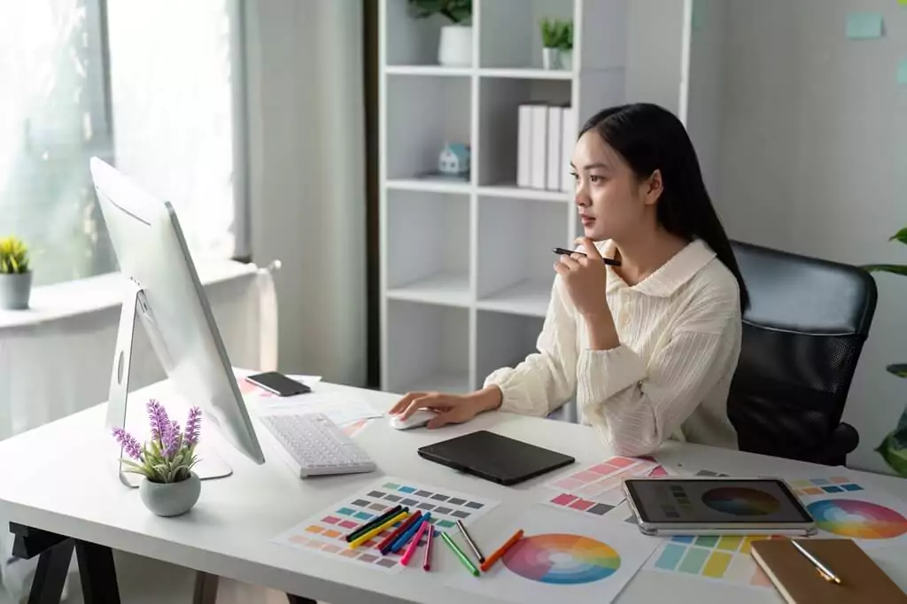 moça fazendo projeto de arte em computador