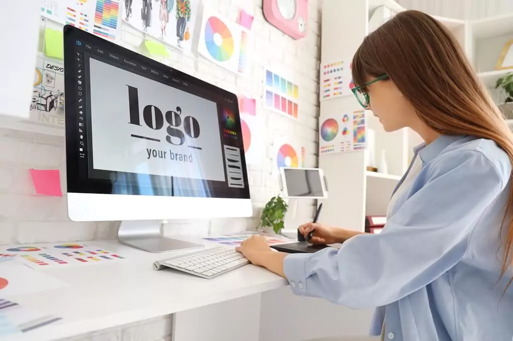 moça montando logo em computador