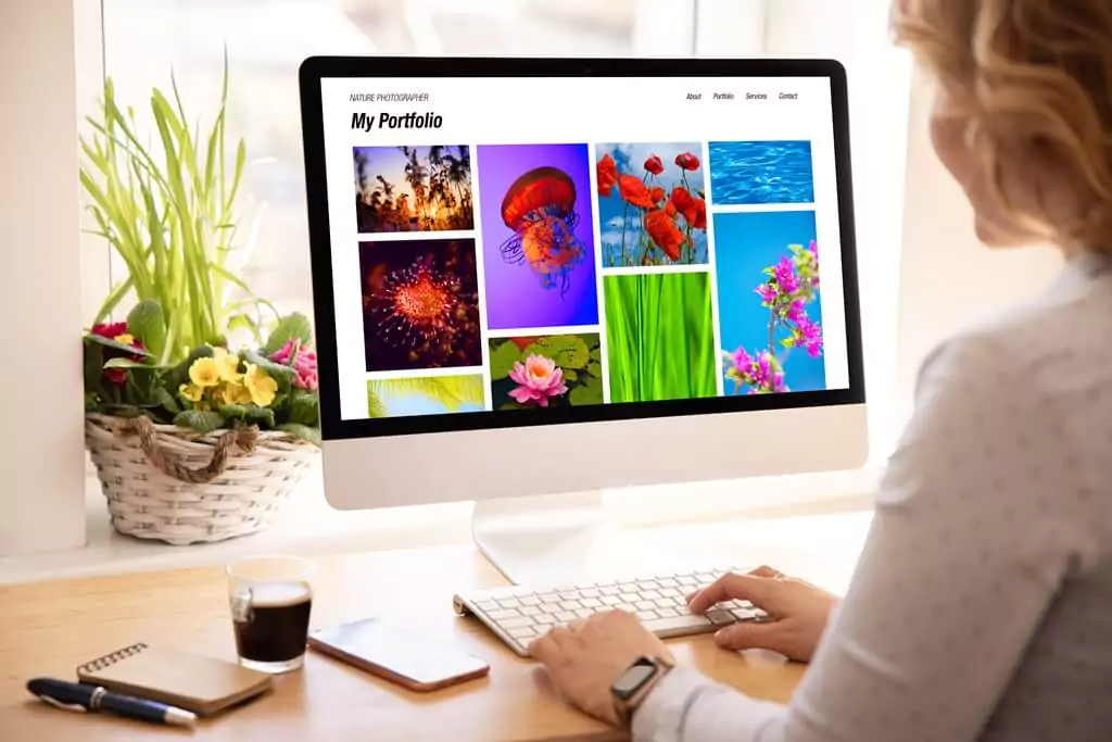 moça montando portfólio em computador