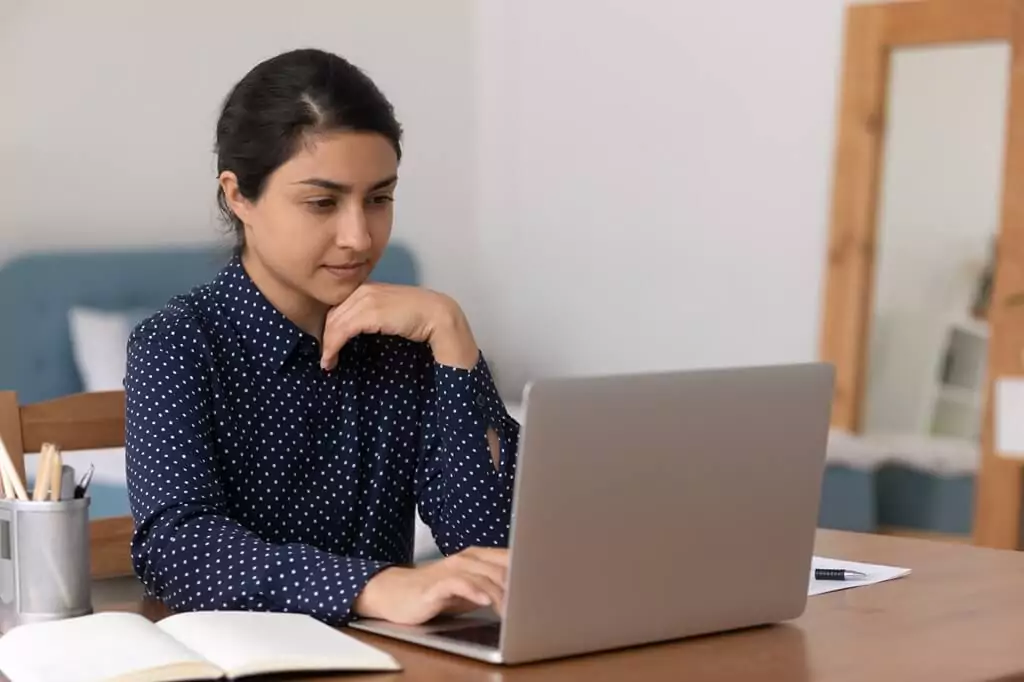 moça trabalhando ou estudando com laptop