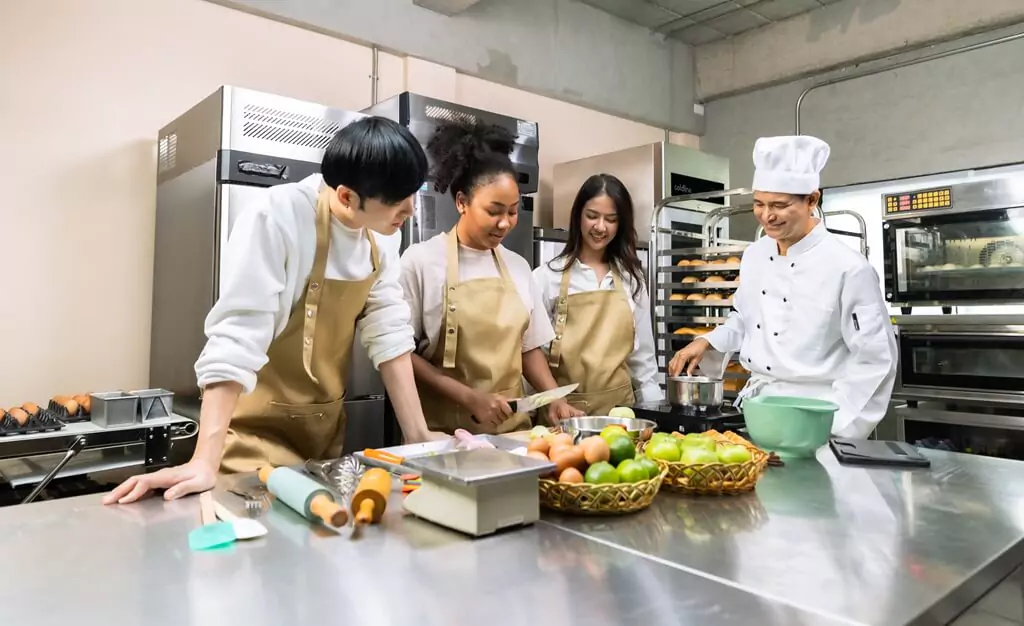 estudantes em cozinha com professor