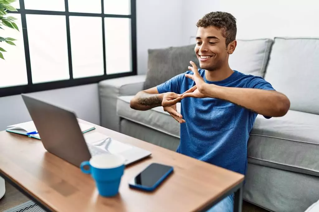 homem conversando por linguagem de sinais por computador
