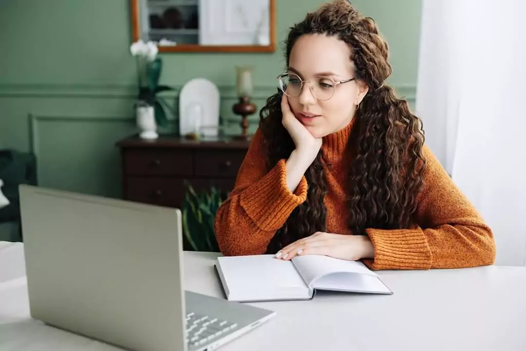 moça olhando algo em computador