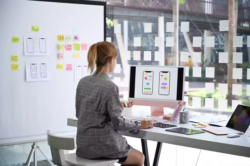 moça montando projeto de aplicativo