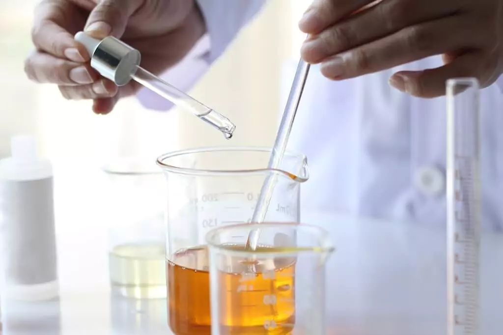 homem preparando mistura em laboratório